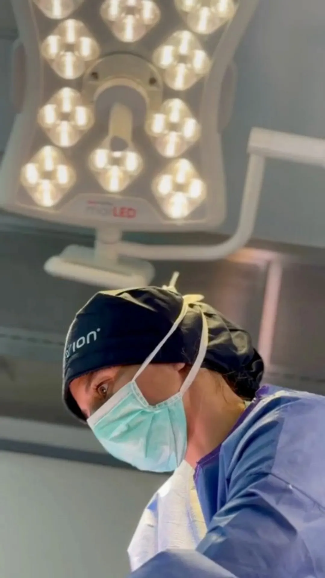 Dr. med. Inja Lammers im OP unter der OP-Leuchte